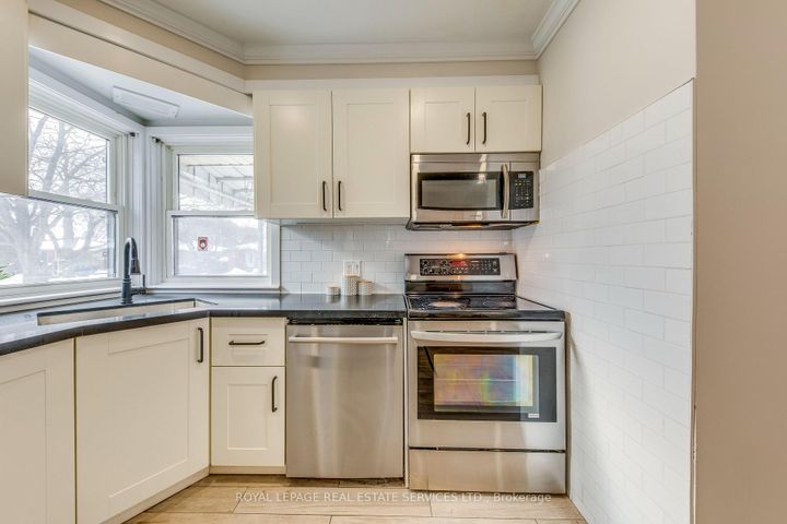 Photo 8 at 186 Fernwood Crescent, Hampton Heights, Hamilton