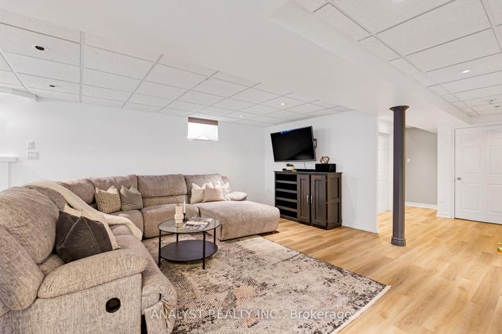 Photo 33 at 43 Carstad Crescent, Islington Woods, Vaughan