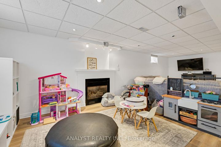 Photo 34 at 43 Carstad Crescent, Islington Woods, Vaughan