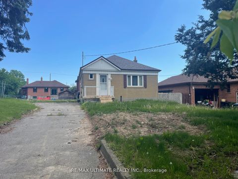 Photo 2 at 11 Flamingo Crescent, Amesbury, Toronto