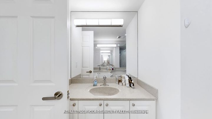 Photo 29 at 1609 - 909 Bay Street, Bay Street Corridor, Toronto