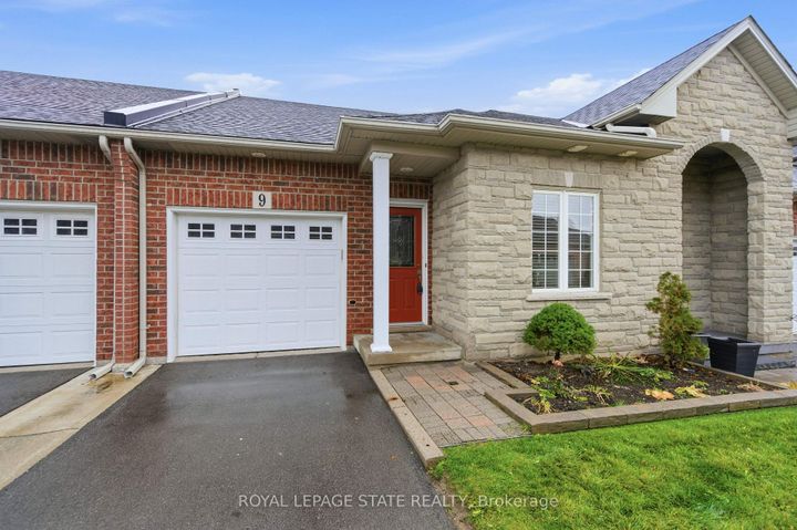 Photo 2 at 9 Manitoulin Trail, Twenty Place, Hamilton