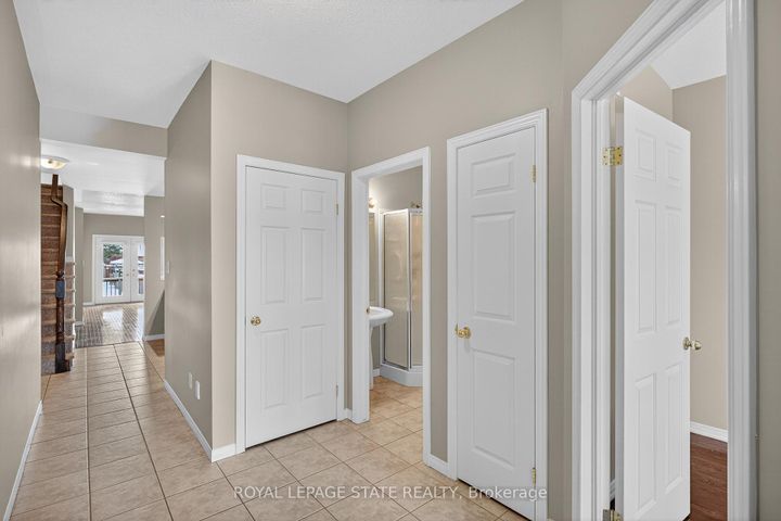 Photo 4 at 9 Manitoulin Trail, Twenty Place, Hamilton