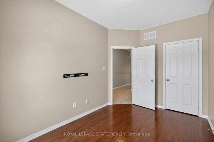 Photo 5 at 9 Manitoulin Trail, Twenty Place, Hamilton