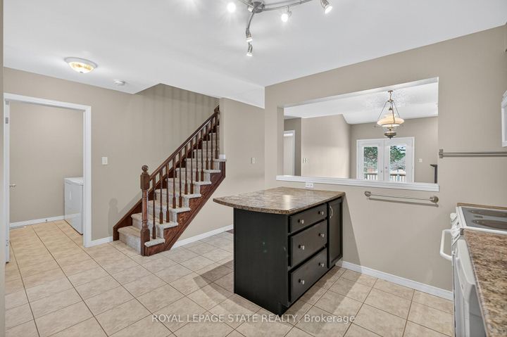 Photo 9 at 9 Manitoulin Trail, Twenty Place, Hamilton