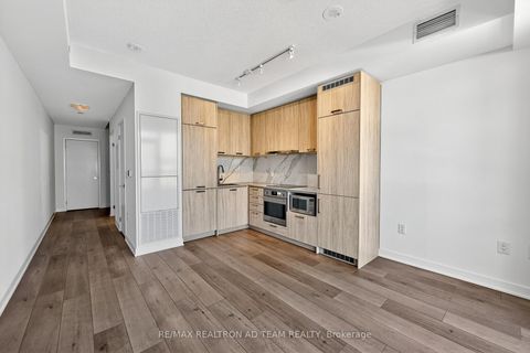 Photo 12 at 717 - 10 Honeycrisp Crescent, Vaughan Corporate Centre, Vaughan