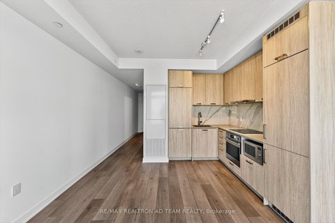 Photo 14 at 717 - 10 Honeycrisp Crescent, Vaughan Corporate Centre, Vaughan