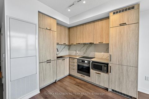 Photo 16 at 717 - 10 Honeycrisp Crescent, Vaughan Corporate Centre, Vaughan
