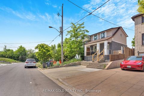 Photo 1 at 8 Fairglen Crescent, Pelmo Park W4, Toronto