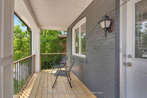 Photo 2 at 8 Fairglen Crescent, Pelmo Park W4, Toronto