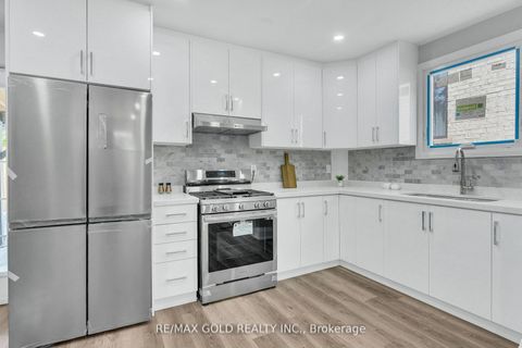 Photo 12 at 8 Fairglen Crescent, Pelmo Park W4, Toronto