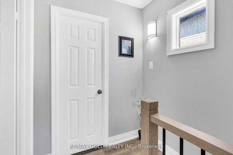 Photo 17 at 8 Fairglen Crescent, Pelmo Park W4, Toronto