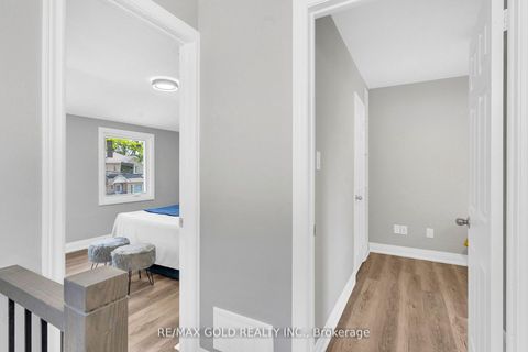 Photo 18 at 8 Fairglen Crescent, Pelmo Park W4, Toronto