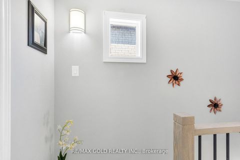 Photo 24 at 8 Fairglen Crescent, Pelmo Park W4, Toronto