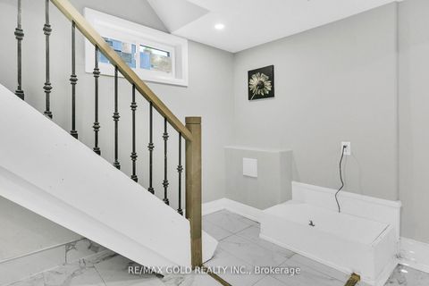 Photo 28 at 8 Fairglen Crescent, Pelmo Park W4, Toronto