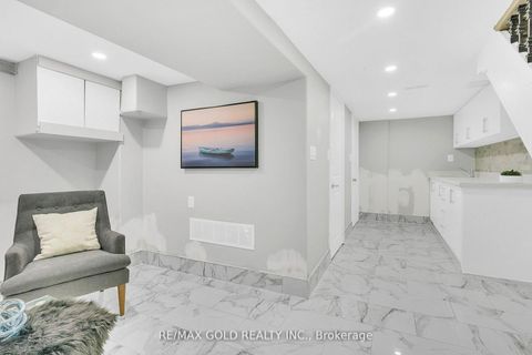 Photo 30 at 8 Fairglen Crescent, Pelmo Park W4, Toronto