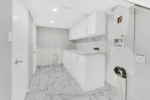 Photo 31 at 8 Fairglen Crescent, Pelmo Park W4, Toronto