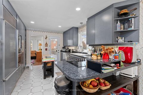 Photo 10 at 11 Thamesford Court, Clanton Park, Toronto