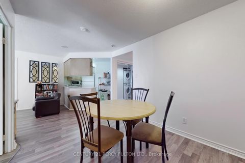 Photo 19 at 703 - 736 Bay Street, Bay Street Corridor, Toronto