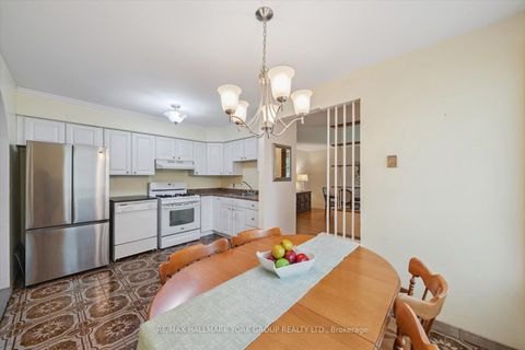 Photo 13 at 29 Seaton Drive, Aurora Highlands, Aurora