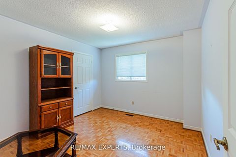 Photo 11 at 100 Nimbus Place, East Woodbridge, Vaughan