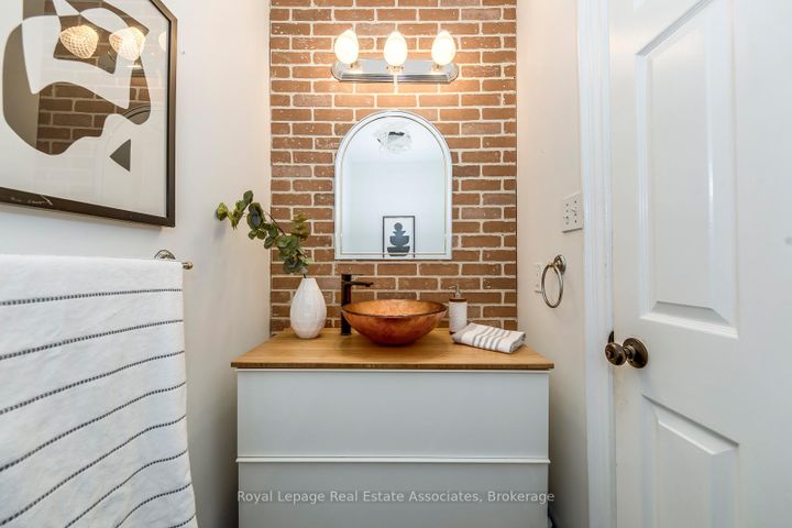 Photo 17 at 5 Huttonville Drive, Huttonville, Brampton