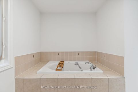 Photo 25 at 26 Ivy Jay Crescent, Bayview Northeast, Aurora