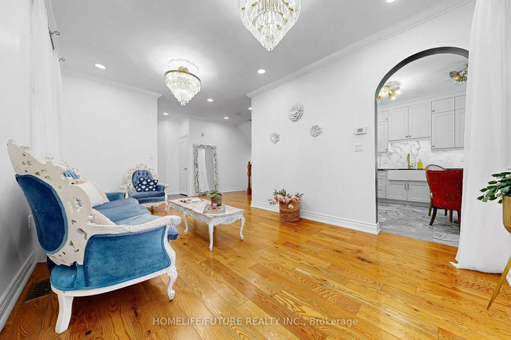 Photo 5 at 105 Moreau Trail, Birchmount, Toronto