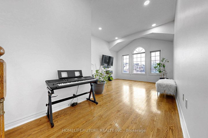 Photo 12 at 105 Moreau Trail, Birchmount, Toronto