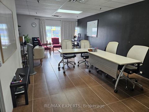 Photo 11 at 2 - 1270 Finch Avenue W, York University Heights, Toronto