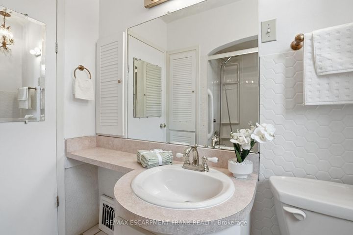 Photo 12 at 153 PARKVIEW Drive, Westdale, Hamilton