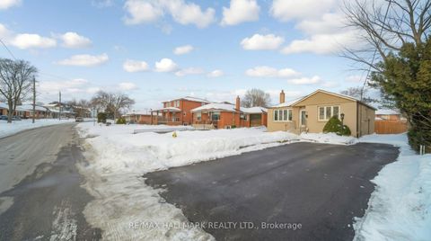 Photo 3 at 1 Tumpane Street, CFB, Toronto