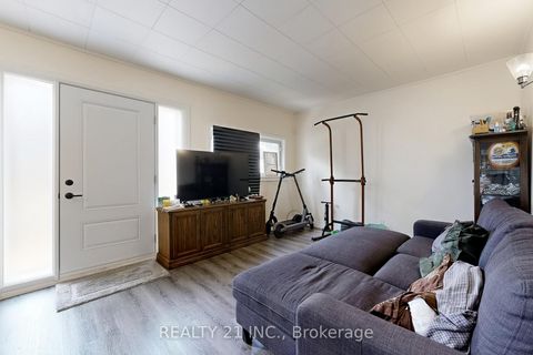 Photo 4 at 125 S Woodrow Boulevard, Cliffside, Toronto