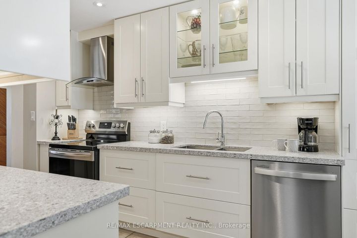 Photo 6 at 24 Braeheid Avenue, Waterdown, Hamilton