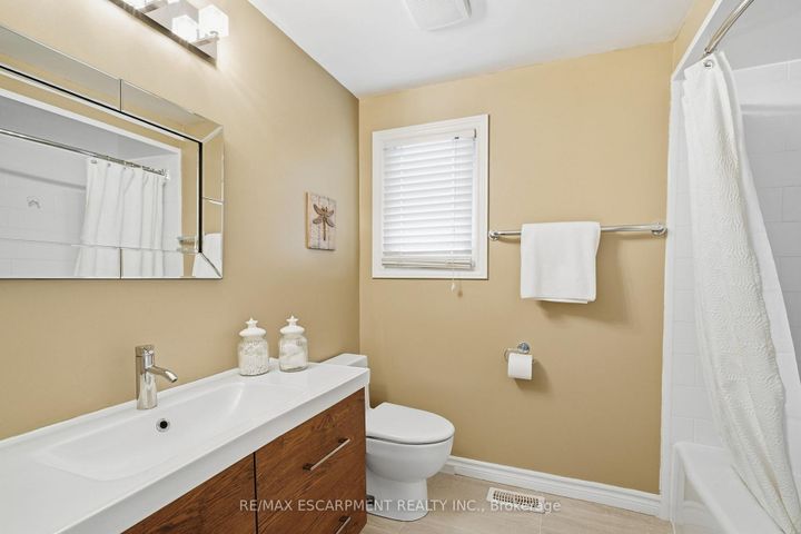 Photo 26 at 24 Braeheid Avenue, Waterdown, Hamilton