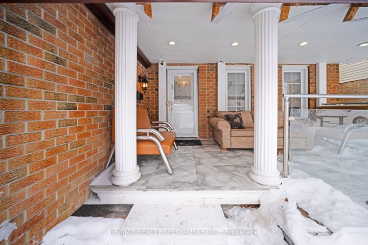 Photo 4 at 40 Floribunda Crescent, Bramalea West Industrial, Brampton