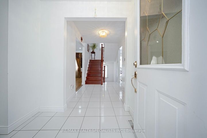 Photo 6 at 40 Floribunda Crescent, Bramalea West Industrial, Brampton