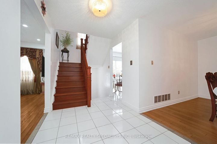 Photo 7 at 40 Floribunda Crescent, Bramalea West Industrial, Brampton