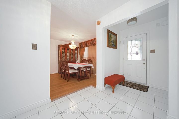 Photo 8 at 40 Floribunda Crescent, Bramalea West Industrial, Brampton