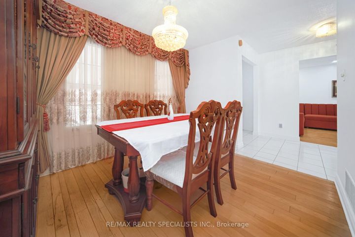 Photo 10 at 40 Floribunda Crescent, Bramalea West Industrial, Brampton