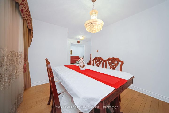 Photo 11 at 40 Floribunda Crescent, Bramalea West Industrial, Brampton