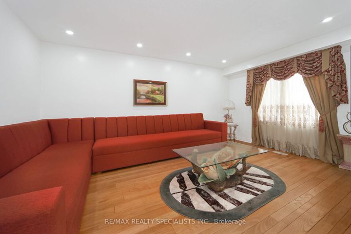 Photo 13 at 40 Floribunda Crescent, Bramalea West Industrial, Brampton