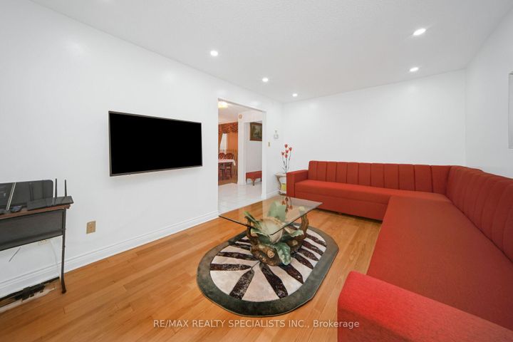 Photo 15 at 40 Floribunda Crescent, Bramalea West Industrial, Brampton