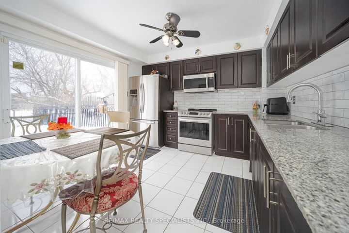 Photo 16 at 40 Floribunda Crescent, Bramalea West Industrial, Brampton