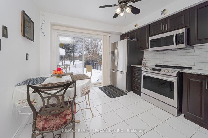 Photo 17 at 40 Floribunda Crescent, Bramalea West Industrial, Brampton