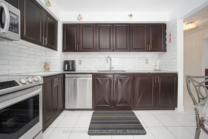 Photo 19 at 40 Floribunda Crescent, Bramalea West Industrial, Brampton