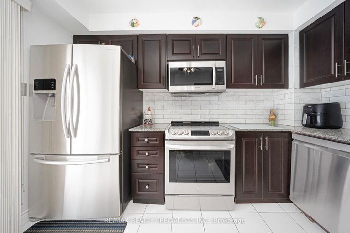 Photo 21 at 40 Floribunda Crescent, Bramalea West Industrial, Brampton