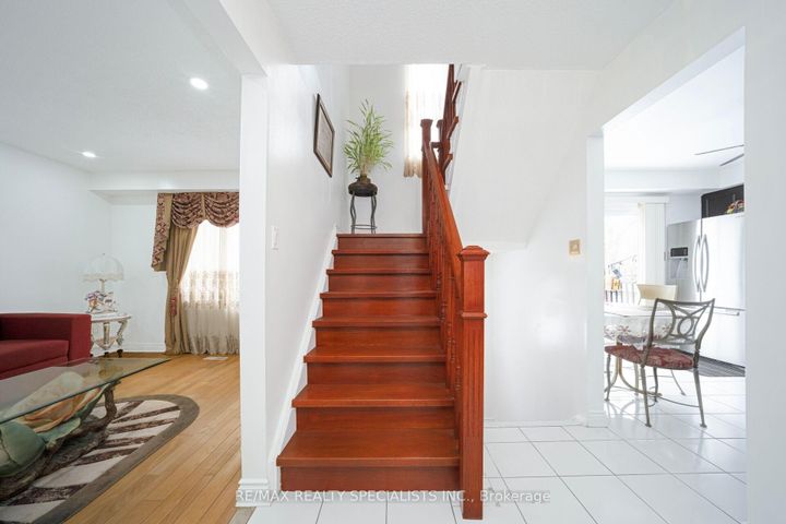 Photo 22 at 40 Floribunda Crescent, Bramalea West Industrial, Brampton