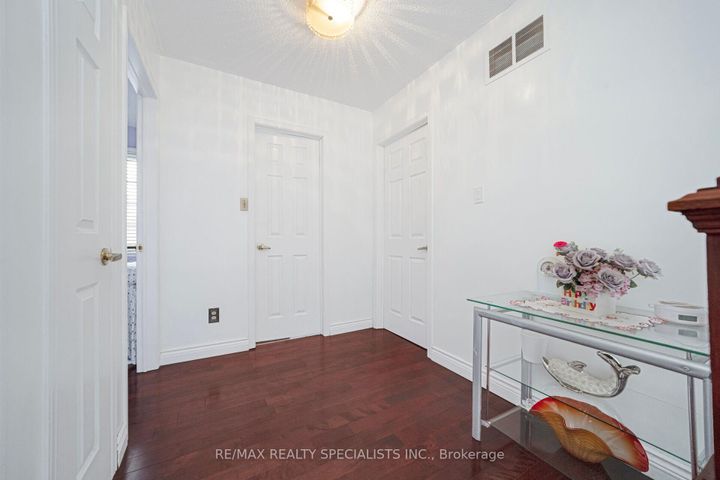 Photo 23 at 40 Floribunda Crescent, Bramalea West Industrial, Brampton