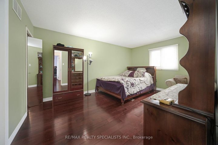 Photo 25 at 40 Floribunda Crescent, Bramalea West Industrial, Brampton